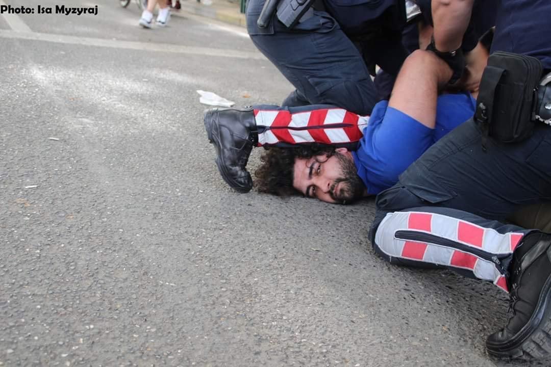 Djali i poetit merret zvarre, cfare i shkruan Edi Rames kur pa te birin nen shkelmat e policeve