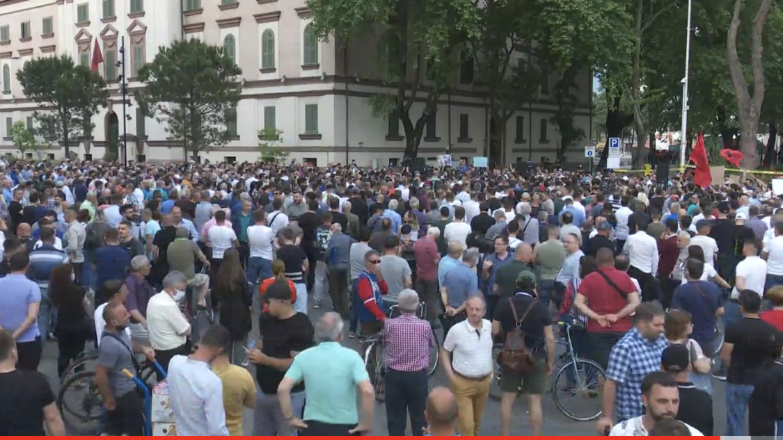 FOTO/ Aleanca publikon fotot e anetareve te Keshillit Bashkiak qe firmosen shembjen