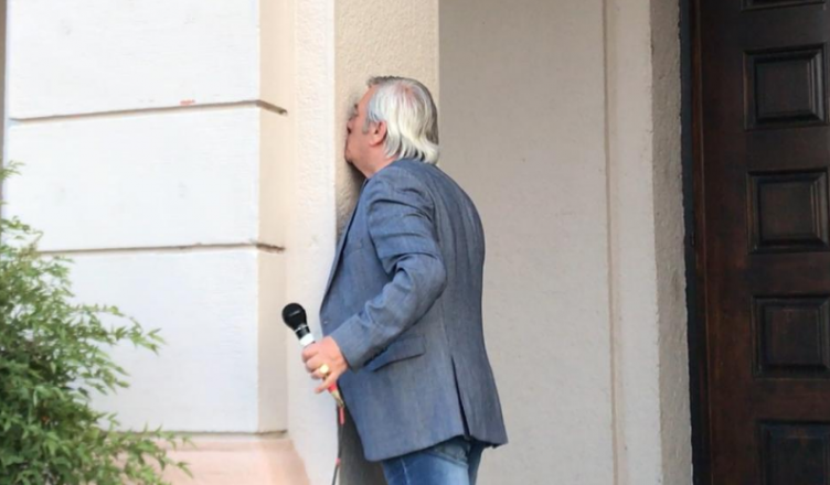 Aktori Zef Deda me lot ne sy puth murin e Teatrit Migjeni, frymezon kunder qeverise