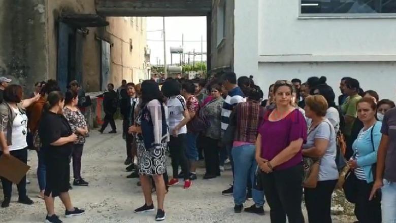 120 punonjës të një fasonerie në Vlorë kërkojnë pagën e luftës, protestë para Tatimeve