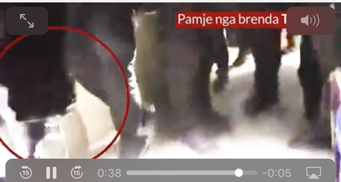 VIDEO/ Dalin pamjet e policëve me armë brenda në teatër
