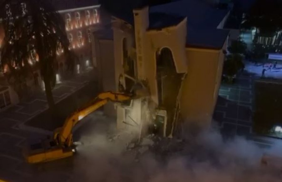 VIDEO&FOTO/ Shembet Teatri Kombetar, dhune mbi qytetaret, masaker kulturore dhe historike