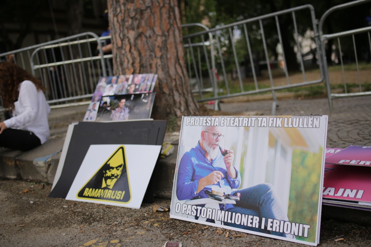 Memet e rrjetit per Erion Veline mbushin protesten