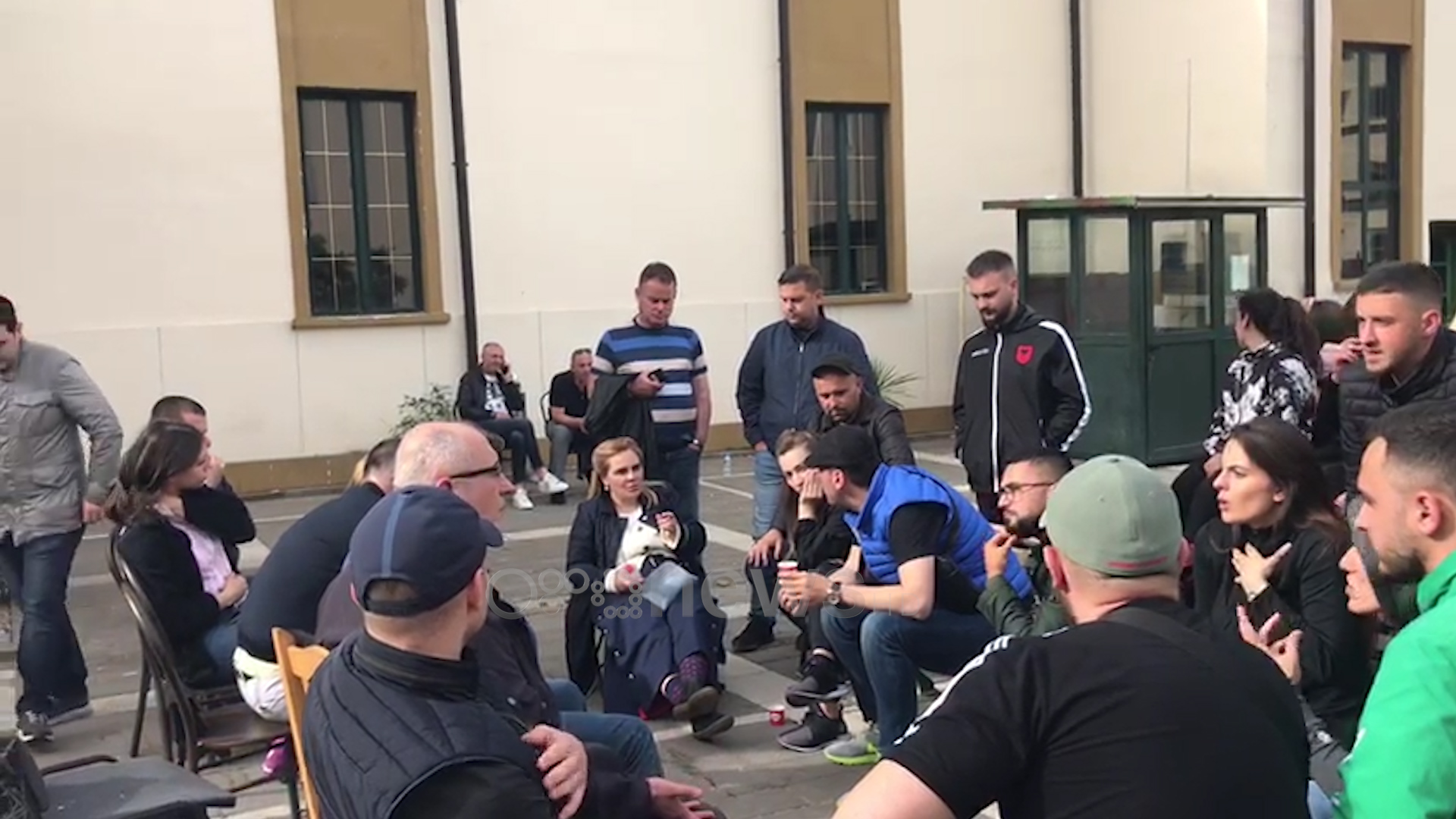 “Pati hyrje-dalje në Bashki deri në orën 5”, Kryemadhi kalon natën para Teatrit: Menduan se ne do të largoheshim