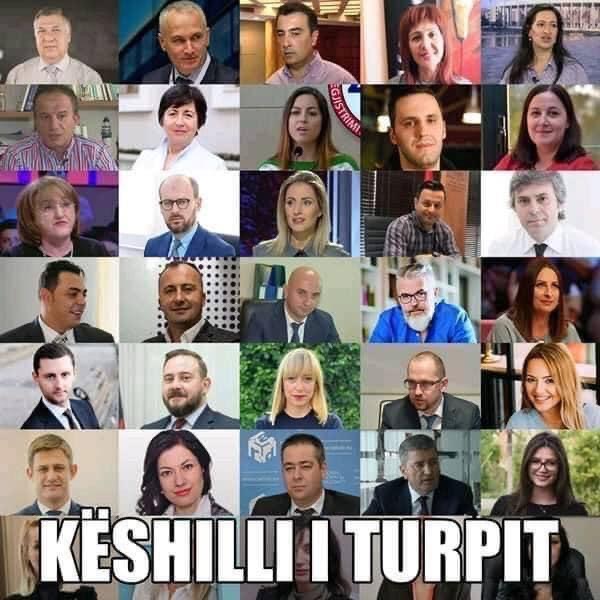 FOTO/ Aleanca publikon fotot e anetareve te Keshillit Bashkiak qe firmosen shembjen