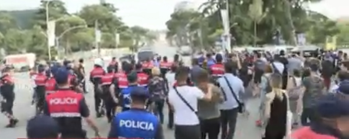 LAJMI I FUNDIT/ Dhune e eger fizike e policise ndaj protestuesve te ulur ne rruge