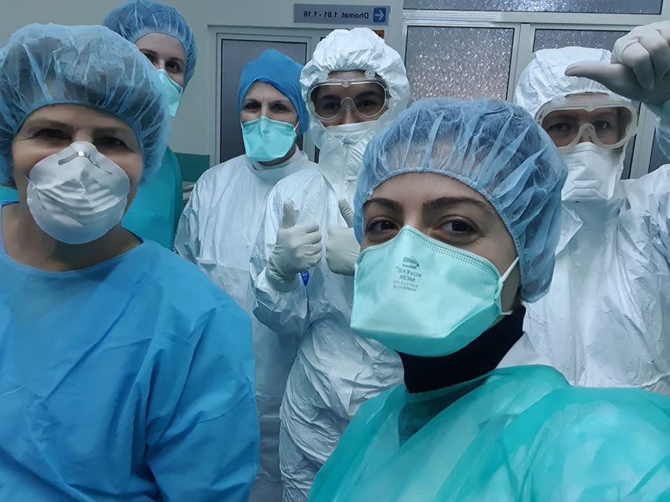 FOTO/Jo dedikime dhe lule për infermierët, rritje rrogash për heronjtë tanë të palodhur gjatë koronavirusit