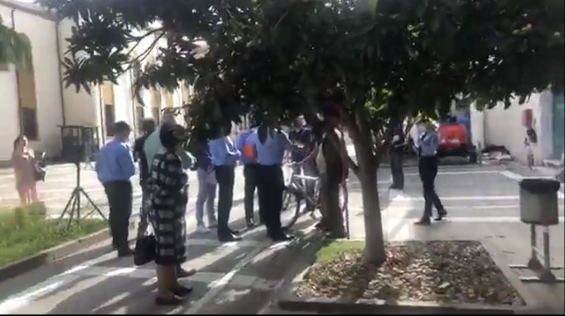 Veliaj dergon policine te marre Teatrin ne pronesi. Tension te Teatri