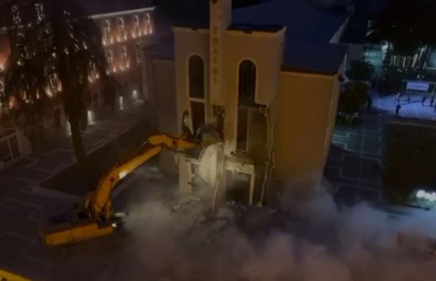 VIDEO&FOTO/ Shembet Teatri Kombetar, dhune mbi qytetaret, masaker kulturore dhe historike