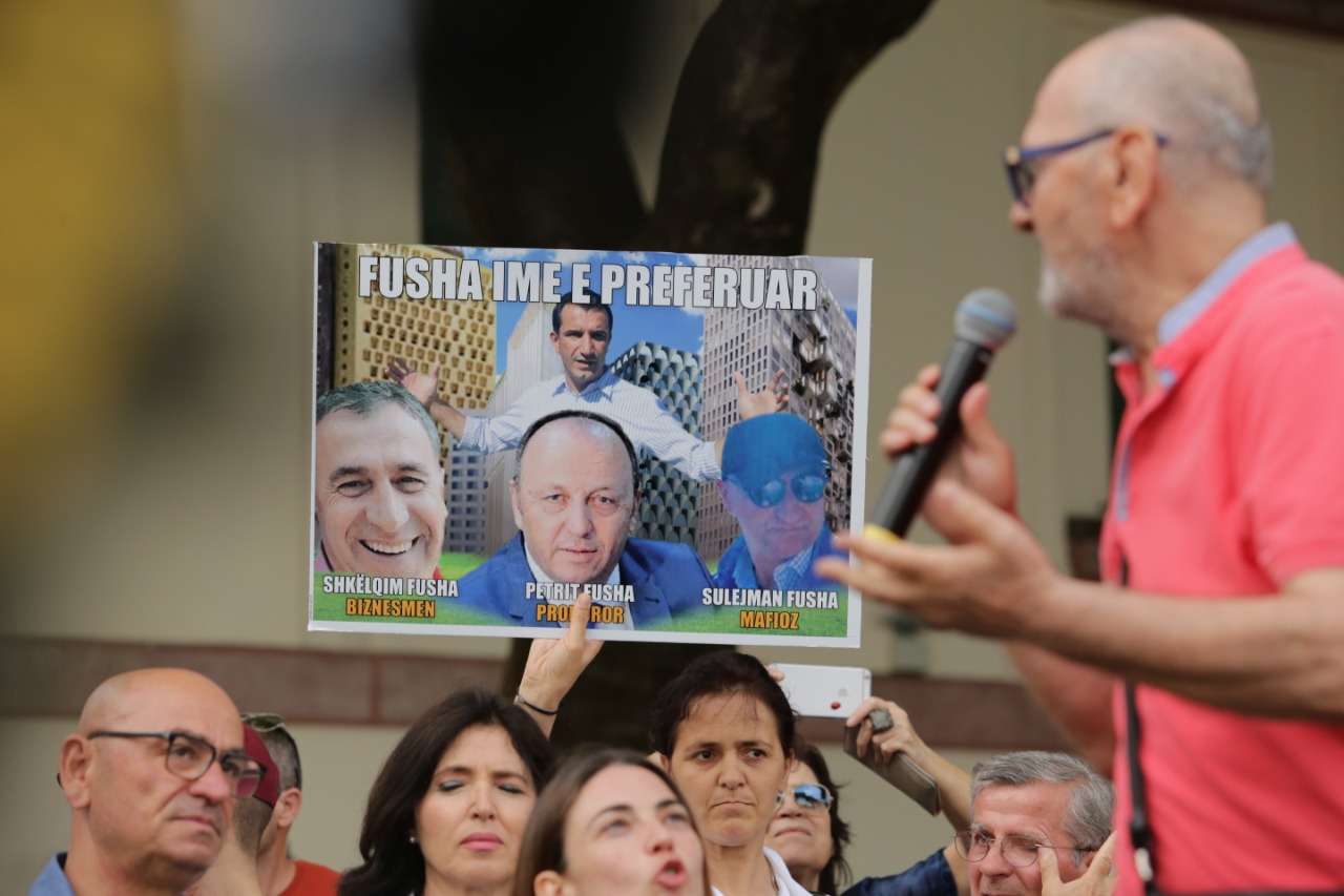 Memet e rrjetit per Erion Veline mbushin protesten