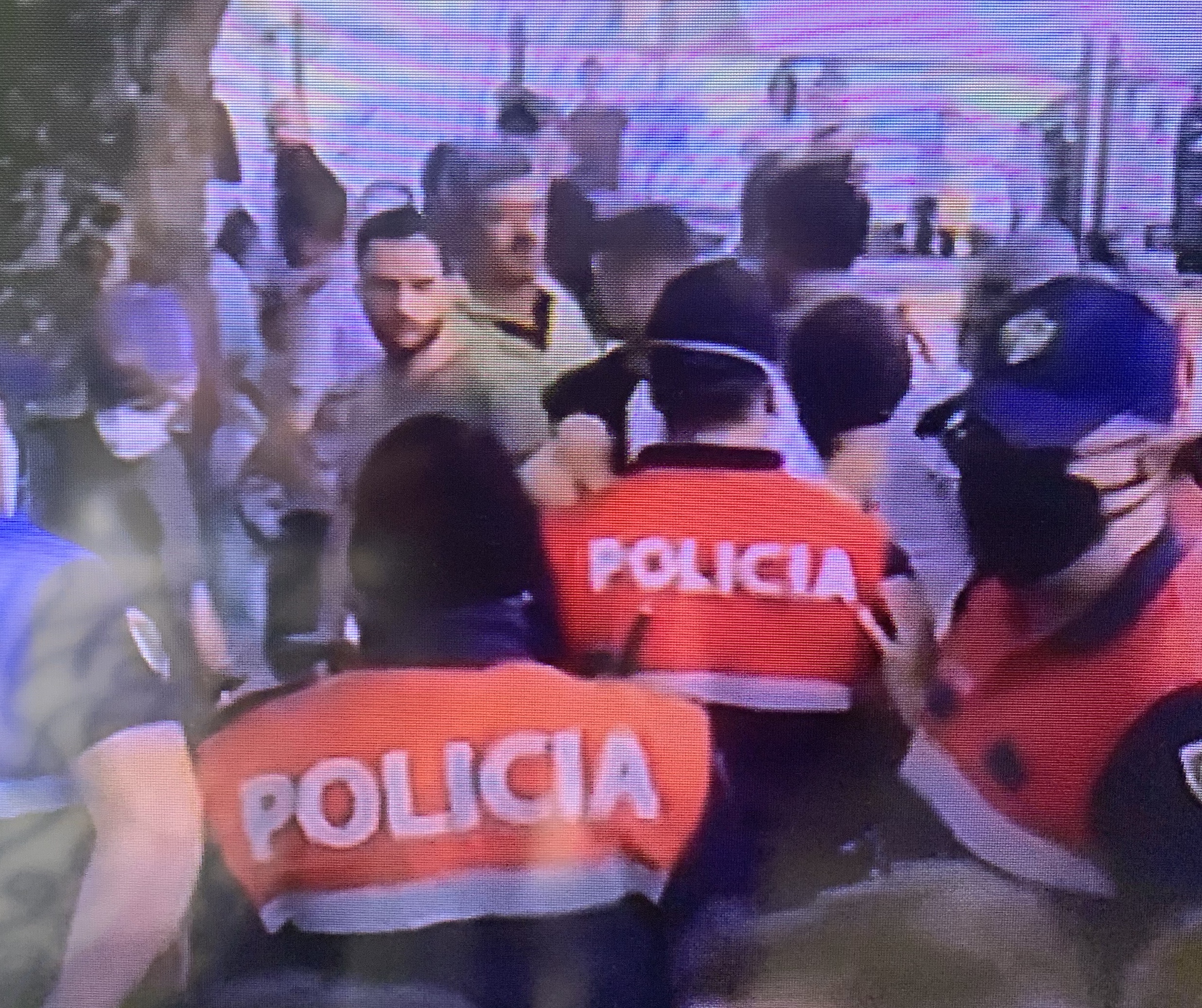 LAJMI I FUNDIT/ Dhune e eger fizike e policise ndaj protestuesve te ulur ne rruge