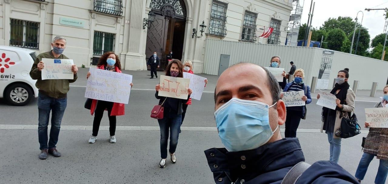 FOTO&VIDEO/ Proteste ne Vjene kunder shembjes se Teatrit Kombetar