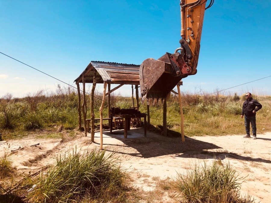 Paralajmërimi i Lleshajt për aksione dhe arrestime, IKMT e nis me shembjen e kasolleve rreth lumit Erzen