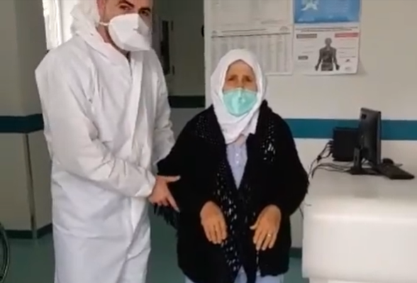 VIDEO/77-vjeçarja nga Fushë-Kruja del nga Infektivi, fiton betejën me COVID 19