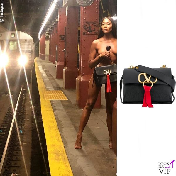 FOTO/E zhveshur nudo mes metrosë, modelja e famshme guxon për një reklamë çante