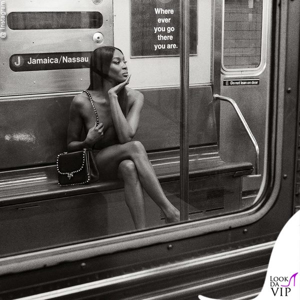 FOTO/E zhveshur nudo mes metrosë, modelja e famshme guxon për një reklamë çante