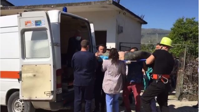 EMRAT/Dy të vdekur nga familja në Berat, u helmuan nga gazi duke hapur pusin