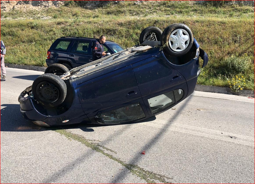 Mjeti kthehet përmbys në mes të rrugës, plagoset 30-vjeçarja