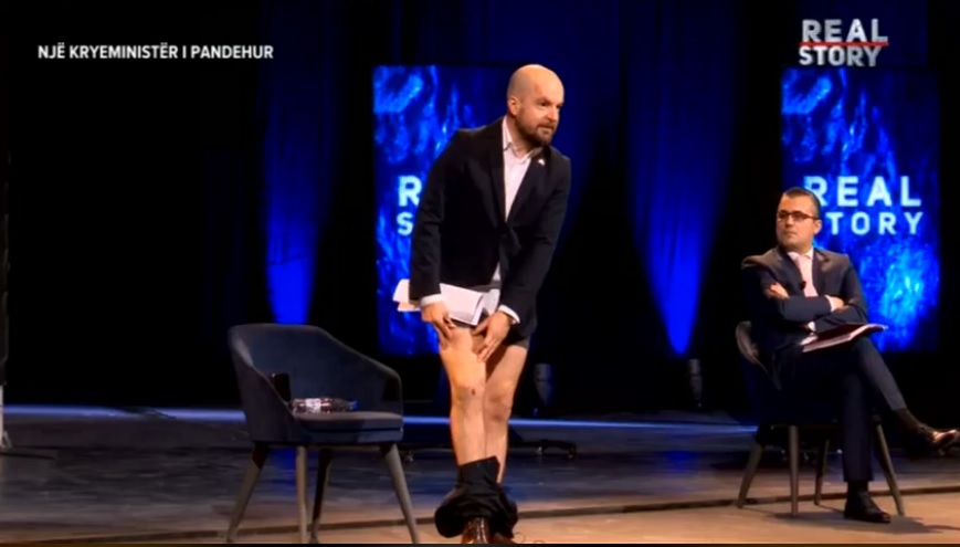 Gazetari Alfred Lela ul pantollonat para Ramës në studion e news24
