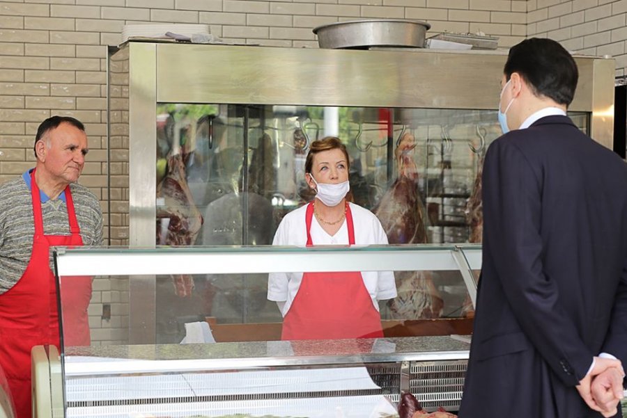 FOTOT/ Basha viziton bizneset në Tiranë: Xhepat e shqiptarëve janë shkundur nga pandemia ekonomike e qeverisë Rama