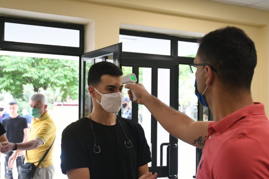 FOTO/Të vendosur në radhë dhe u matet temperatura: Si u kthyen maturantët në klasa