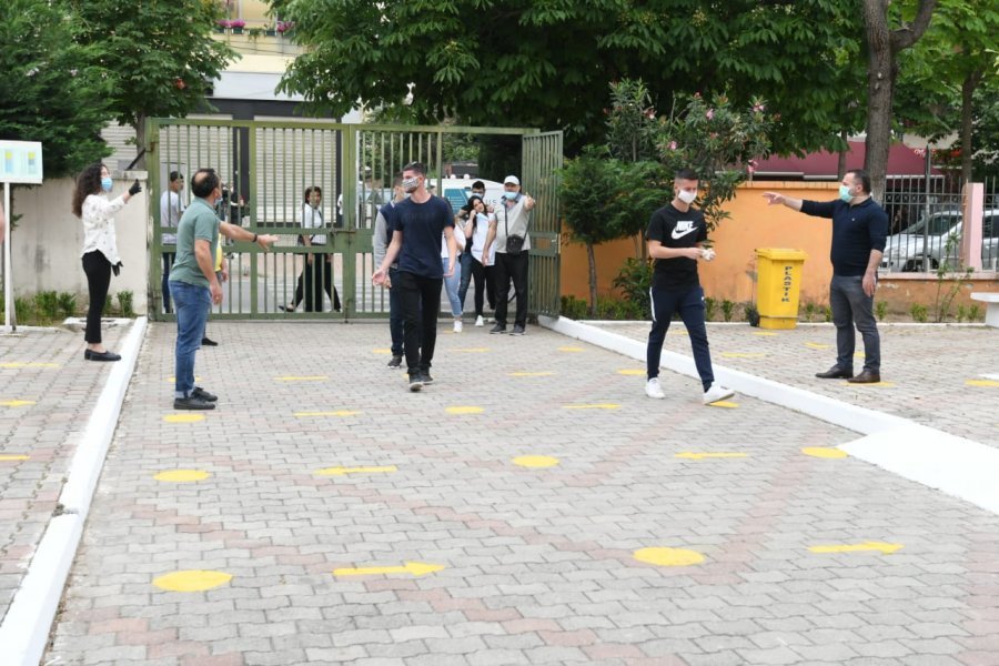 FOTO/Të vendosur në radhë dhe u matet temperatura: Si u kthyen maturantët në klasa