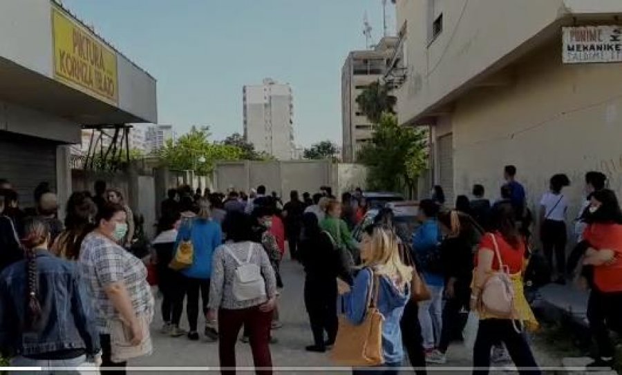 Paga e luftës nxjerr probleme, punonjës fasonerie protestojnë në Vlorë