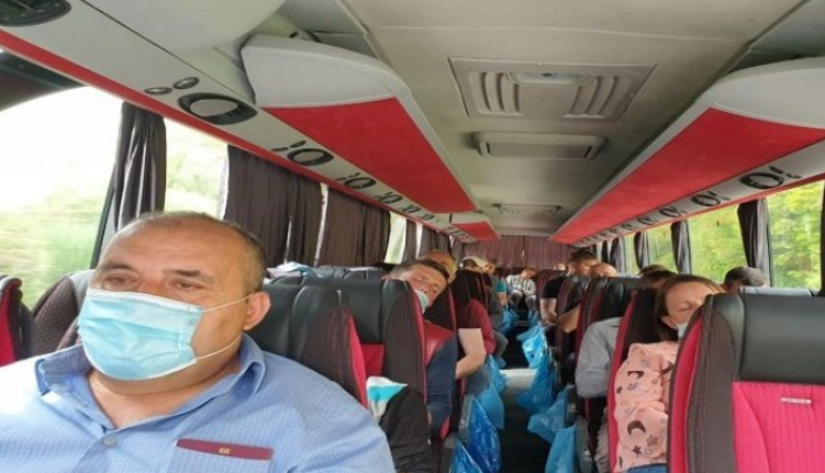 Niset autobusi i parë me punonjës sezonalë në Greqi