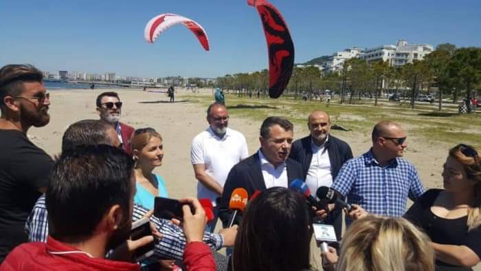 Këlliçi vëren ndryshimin: Basha që dëgjon hallet gjobitet, Balla që bën propagandë nuk gjobitet