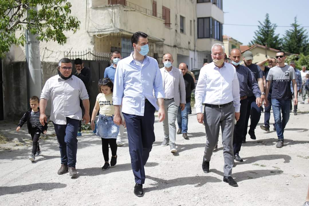 FOTO/Basha takon biznesin në Durrës: Qytetarët të goditur rëndë nga tërmeti e pandemia