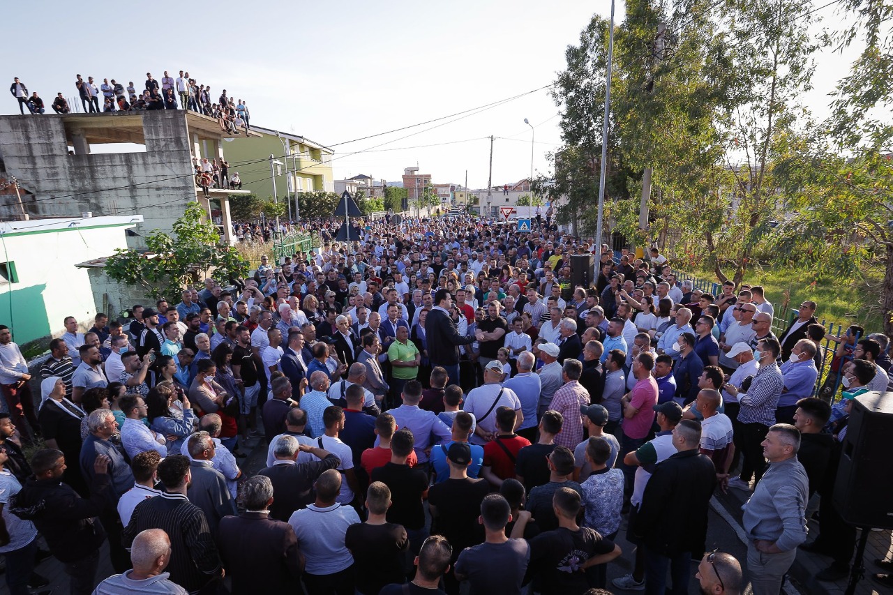 “Vaksinë për RAMAVIRUS ekziston”, Basha rrethohet nga qindra qytetarë në Durrës: Rama çoi paratë te oligarkët