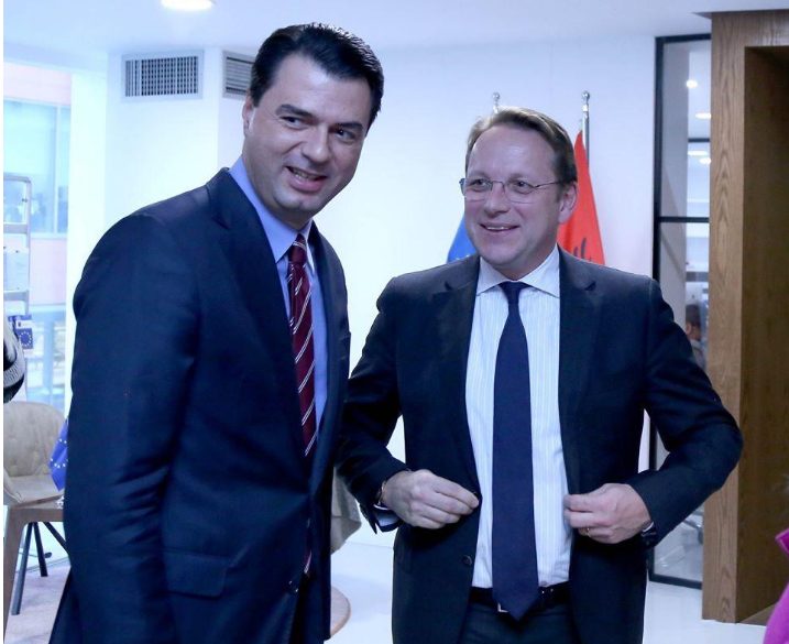 Varhelyi telefonon Bashën: Përmbyllja e reformës pa vonesa, thelbësore në rrugën drejt BE