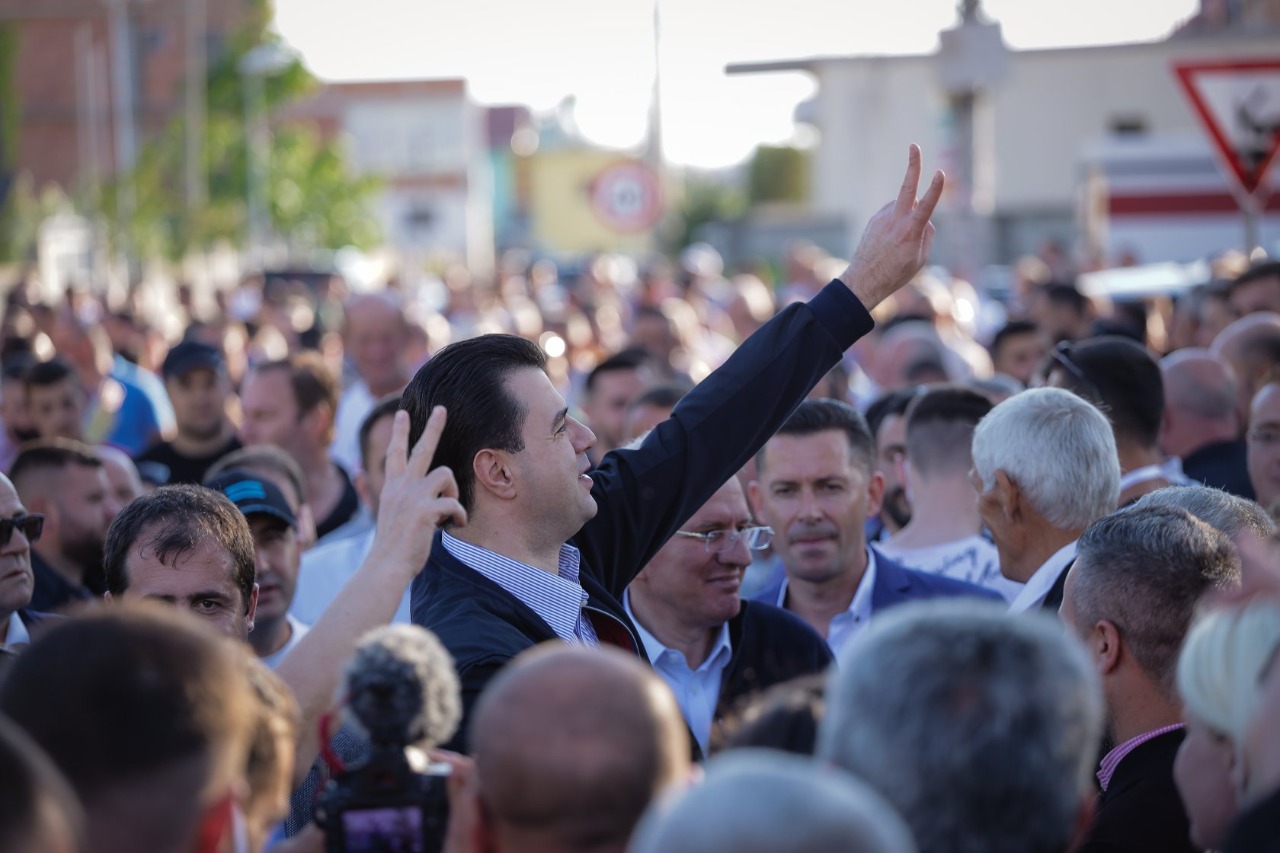 “Vaksinë për RAMAVIRUS ekziston”, Basha rrethohet nga qindra qytetarë në Durrës: Rama çoi paratë te oligarkët