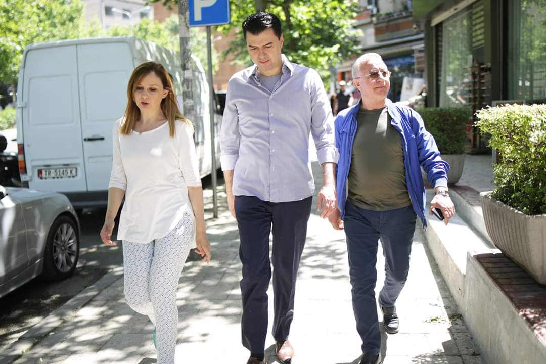 FOTO/Basha takon bizneset në Njësinë nr 8 në Tiranë: Qytetarët në vështirësi, por Rama i jep mijëra euro inceneratorit