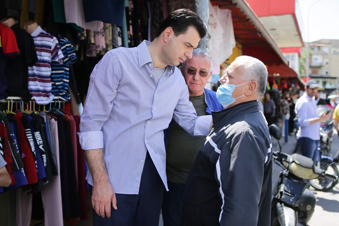 FOTO/Basha takon bizneset në Njësinë nr 8 në Tiranë: Qytetarët në vështirësi, por Rama i jep mijëra euro inceneratorit