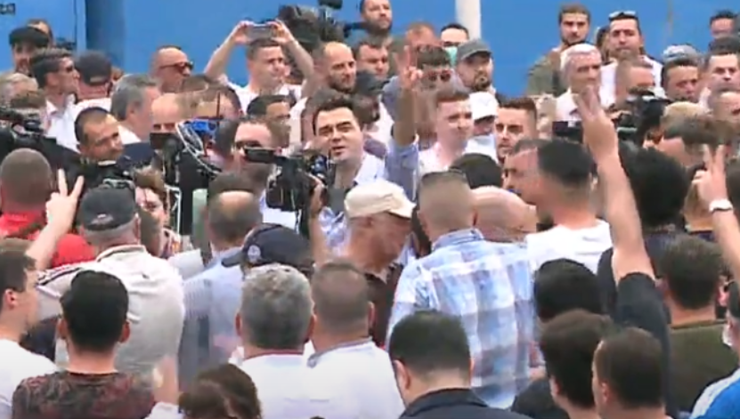 Basha ndjek protestën mes protestuesve