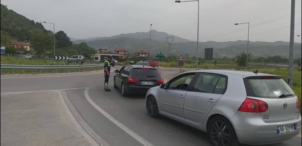 FOTO/Bllokimi i qarkullimit nga Elbasani në Tiranë, ish-deputeti: Regjimi kërkon oksigjen nëpërmjet terrorit