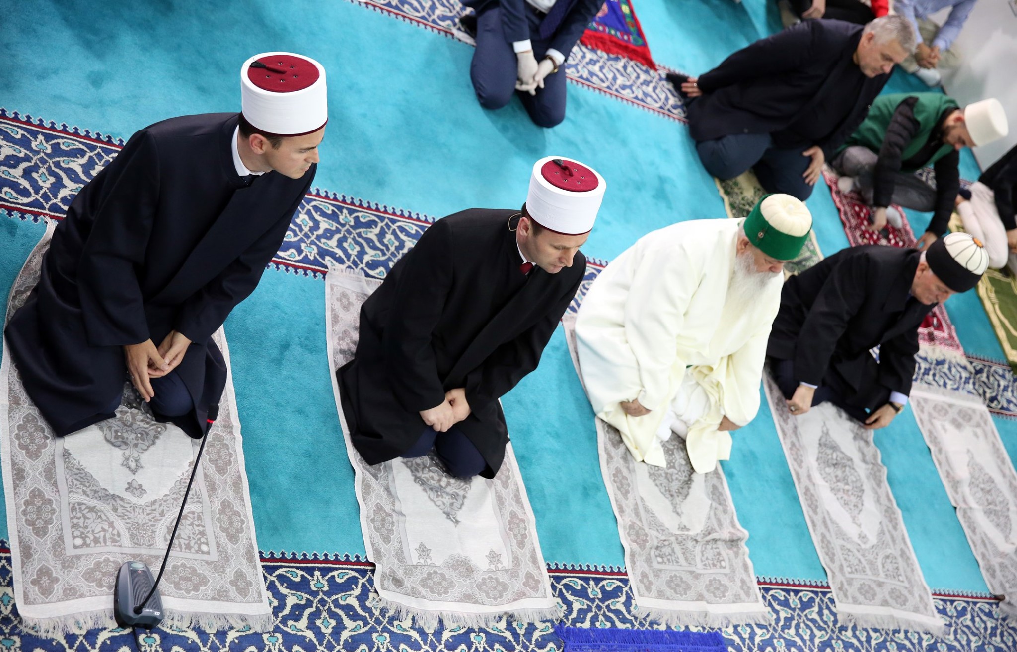 Myslimanët falën namazin në të gjithë vendin, distancim social në xhami