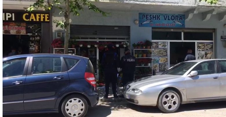 Grabitje me dhunë në Fier, tre persona vjedhin xhiron ditore të një dyqani