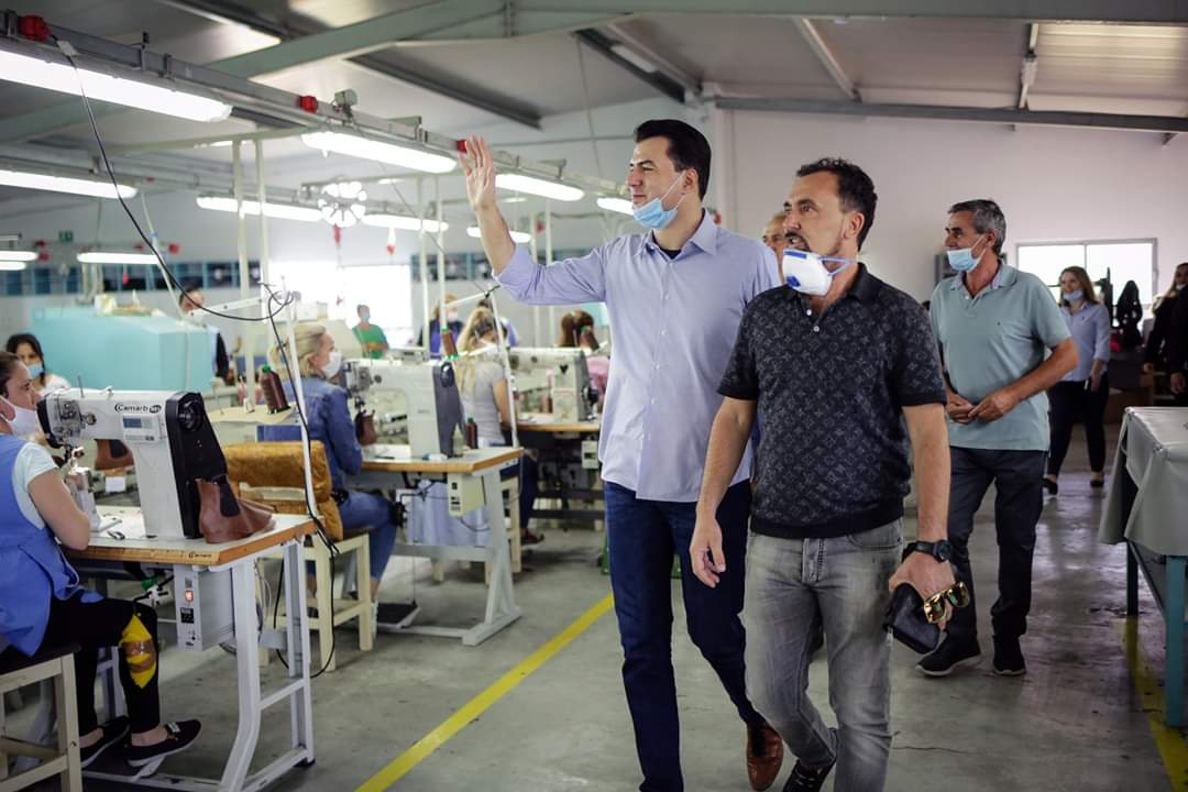 Basha takon punonjës të fasonërive në Fushë-Krujë: Lekët e tyre Edi Rama i ndan me një grusht oligarkë