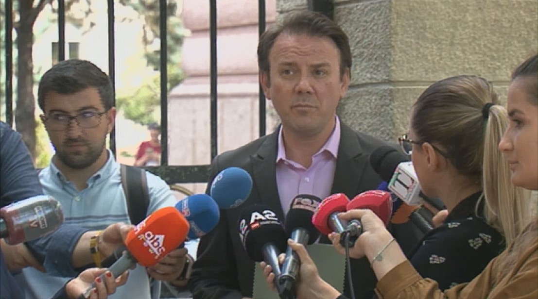 Ralf Gjoni zbulon prapaskenat e përjashtimit: Deputetëve po u bëhet presion dhe po joshen financiarisht