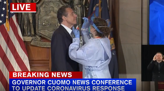 Guvernatori i Nju Jorkut bën testin e koronavirusit live, jep shembullin për qytetarët