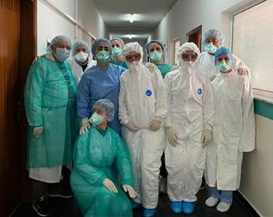 FOTO/Jo dedikime dhe lule për infermierët, rritje rrogash për heronjtë tanë të palodhur gjatë koronavirusit