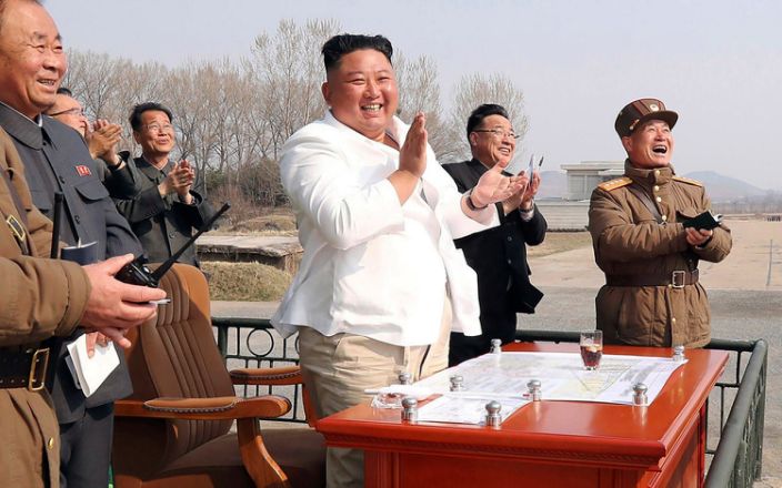 Mungesa e Kim Jong Un, gazeta flet për ‘udhëtimin në kohë’ dhe traditën e vjetër të regjimit