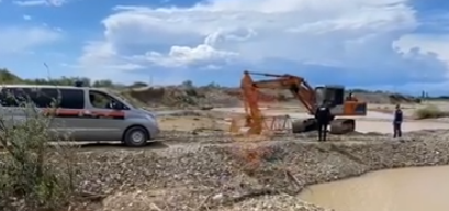 VIDEO/Gërryen shtratin e lumit Mat dhe marrin zhavorrin, gjoba dhe procedim ndaj autorëve