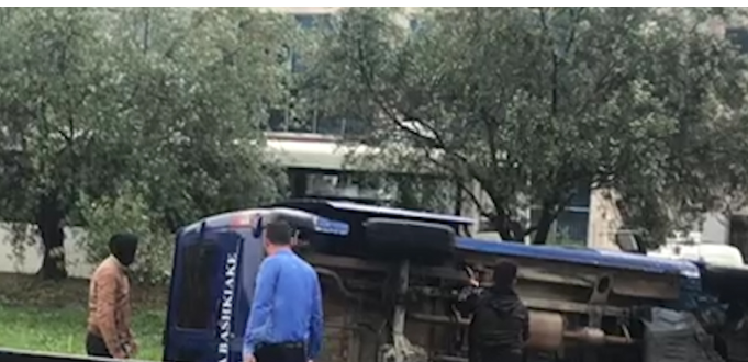 Aksident në Durrës, furgoni me 4 policë bashkiakë kthehet përmbys