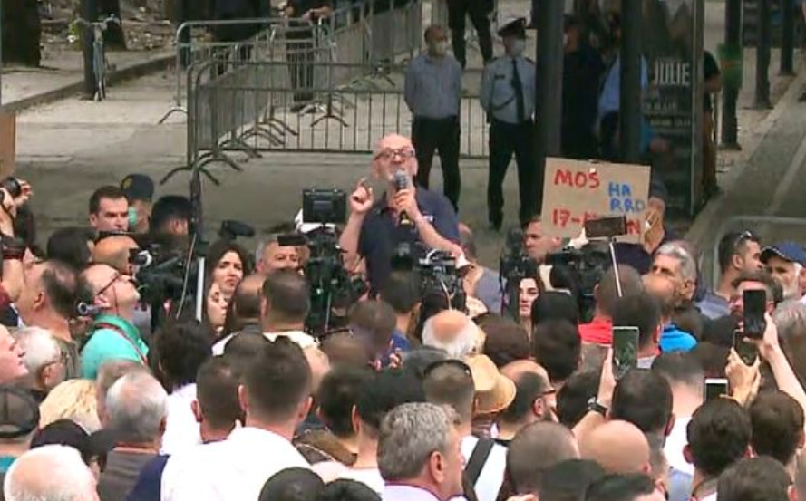 Protesta pa afat, aktori Mehdi Malkaj tallet me Bashkinë