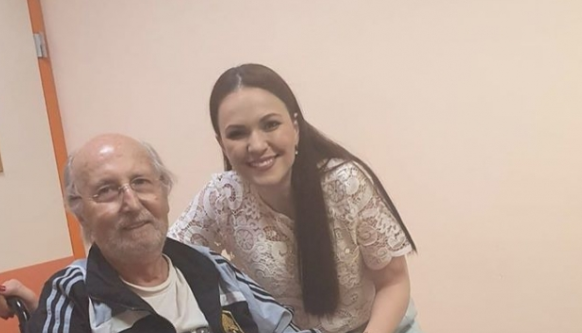 FOTO/Mirush Kabashi në karrige me rrota në spital, artisti i madh përfundon radioterapinë