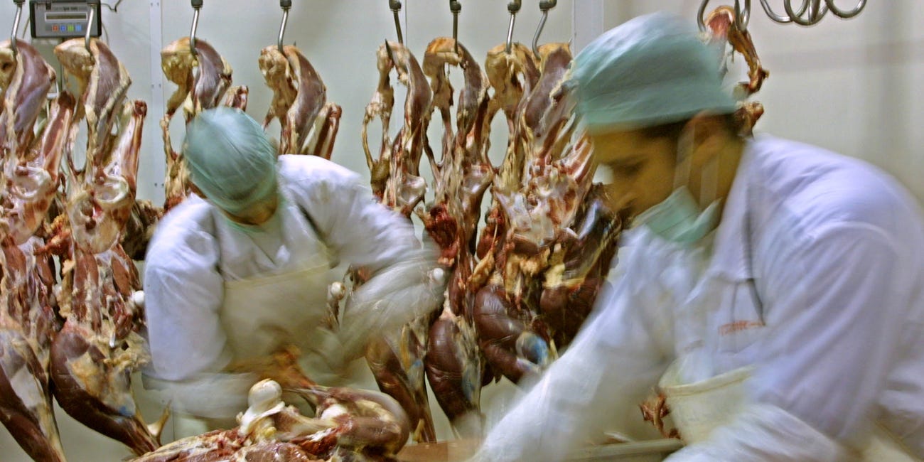 373 punonjës të fabrikës së përpunimit të mishit të derrit, pozitivë me Covid-19