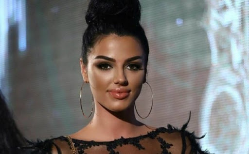 FOTO/Babai i këngëtares shtrirë në spital, publikohen pamjet kur ajo e ushqen si fëmijë